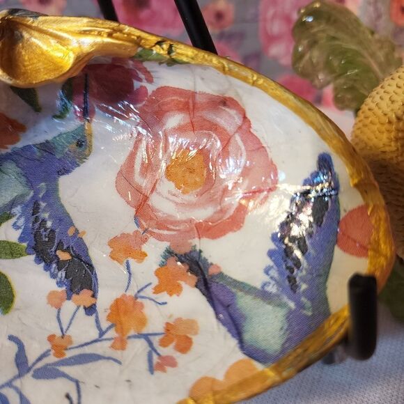 DECOUPAGE BIRDS AND FLOWERS ON A CLAM SHELL - Picture 2 of 9